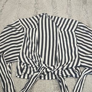 AMERICAN EAGLE FRONT TIE CROP TOP